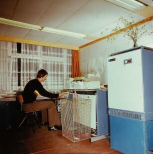 Facharbeiter für Datenverarbeitung an einem Kleinrechner mit Lochbandstation : VEB Elektronik Gera. Facharbeiter für Datenverarbeitung an einem Kleinrechner mit Lochbandstation