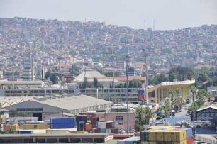 Izmir - Hafengebiet mit Stadtansicht : Das Hafengelände, aufgenommen in Izmir am 29. Juni 2010