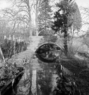 Denkmal: Napoleonbrücke von 1800 über Schönau [auch: Trittauer Mühlenbach]: Möllner Straße Richtung Hamfelde: an Böschung und hinten Bäume