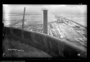 Blick von Bau Me 3a Kamin mit Rauchkanal nach Süden auf Me 28 Lagergebäude