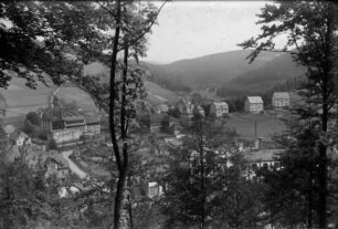 Ortsansicht mit Pilzfabrik, Schule, Bahnhof und Siedlung am Schulberg