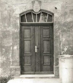 Dorfchemnitzn Am Kirchberg 7 (Ortslagen-Nummer 19). Pfarrhaus (1727). Nebenportal