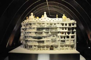 Barcelona - Modell von Casa Milà : Modell des ab 1906 von Antoni Gaudi erbauten Mietwohnhauses Casa Milà. Aufgenommen am 15. April 2012 in Barcelona