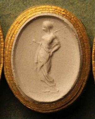 Ruhig gehende weibliche Figur mit Thyrsos (Muse oder Bacchantin) (Daktyliothek, Erstes Mythologisches Tausend)