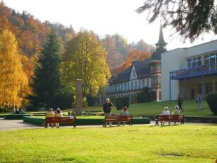 Herbsttag im Kurpark von Alexisbad : Das Tal des kleinen Flusses Selke im Unterharz ist ein beliebtes Wandergebiet. Aufgenommen an einem sonnigen Herbsttag, am 21. Oktober 2012, bei Alexisbad