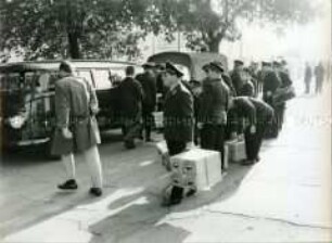 Mitarbeiter der Passierscheinstellen kommen am Grenzübergang Sonnenallee nach Berlin (West)