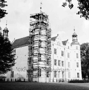 Renovierung: südlicher Eckturm mit Gerüst