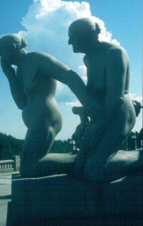 Oslo. Vigeland-Park. Skulpturengruppe zwei ältere Frauen