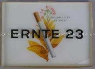 Werbeschild für "Ernte 23"-Zigaretten