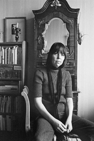 Die Schriftstellerin Sarah Kirsch (1935-2013) in ihrer Wohnung in Berlin-Mitte