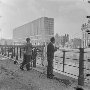 Angler am Kupfergraben in Berlin-Mitte, 1967. SW-Foto © Kurt Schwarz.