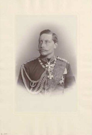 Kaiser Wilhelm II. in Uniform mit Auszeichnungen, Brustporträt.