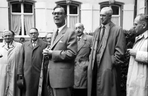 Chemiker; Mainau 4.7.; Verabschiedung der Nobelpreisträger; Graf Lennart Bernadotte und Prof. Lord Alexander Todd of Trumpington: Richard Kuhn, Artturi I. Virtanen, Hans v. Euler-Chelpin (verdeckt), Graf Lennart Bernadotte, Karl Georg v. Hevesy, Lord Alexander Todd of Trumpington, Otoo Hahn
