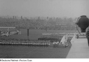 Blick auf Sportvereinigungen während der Abschlußkundgebung auf der Festwiese des Leipziger Sportforums