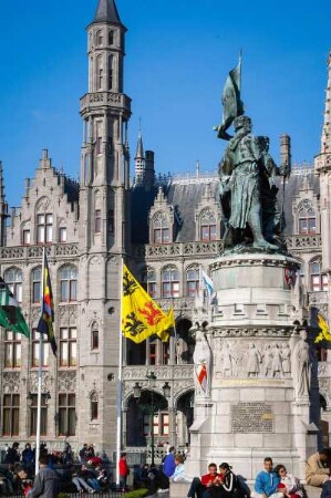 Belgien. West - Vlaanderen. Brugge. Marktplatz. Denkmal und Provinciaal Hof