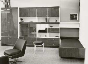 Hocker : Wohnzimmermöbel (1974; VEB Möbelkombinat Wi-We-Na). Anbauwand mit Liege, Hocker und Sessel