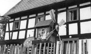 Hirschfelde-Schlegel. Miniaturwindmühle (Haus-Nr. 108), gebaut von Willi Scholze