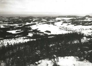 Zittauer Gebirge. Krombach (Krompach/Tschechien) gegen Kreibitz-Kamnitzer Berge (Luziché hory) mit Kleis (Klic), Finkenkupper (Pencavci vrch) und Lausche. Blick vom Hochwaldgipfel nach West