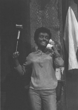 Szenenbilder aus "Eine Rosine in der Sonne", Schauspiel von Lorraine Hansberry mit Musik von Günter Hauk (Regie: Hans Dieter Mäde, Ausstattung: Peter Friede). Maxim-Gorki-Theater Berlin, 25.03.1963 (Premiere am 27.03.1963)