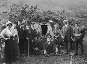 Norwegen. Samenfamilie mit Touristen der Hapag vor ihrer Erdhütte bei Tromsø