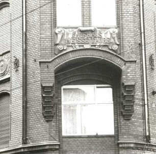 Cottbus, Straße der Jugend/Ecke Rudolf-Breitscheid-Straße. Verwaltungsgebäude (ehemaliges Kaufhaus "Weiße Taube"; um 1900). Eckerker, unterer Teil mit Brüstungsinschrift