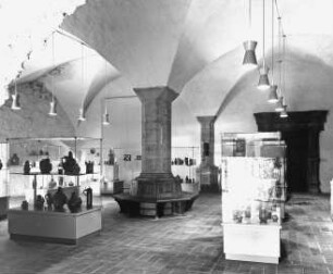 Halle (Saale), Moritzburg, Westflügel, sog. Gotisches Gewölbe, mit Ausstellung von Kunsthandwerk