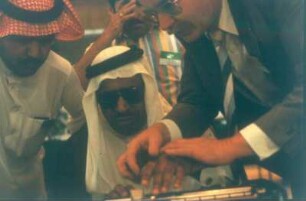 Riad. Jürgen Hertlein, Direktor der BLISTA, mit Scheich Al Ghanim, Präsident der Welt-Blindenunion, beim Begutachten einer neuen Blindenschrift-Schreibmaschine