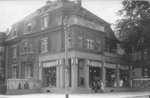 Weißer Hirsch (Dresden-Weißer Hirsch), Plattleite 64. Mietvilla (Fremdenheim Roseneck) mit Laden "Wiener Moden". Eckansicht