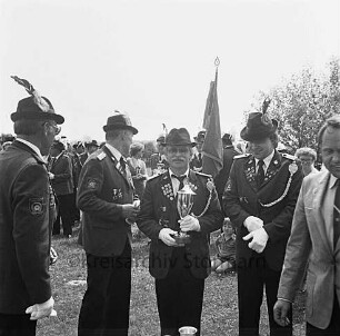 Schützenverein Redderschmiede e.V.: Vorplatz der Schützenhalle: Schützenfest: Siegerehrung im Mannschaftswettbewerb: die Siegermannschaft des Schützenvereins Redderschmiede mit dem Wanderpokal
