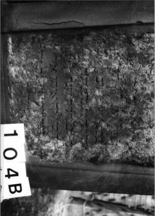 Grabstein 104 (Index: 99629605) Material: Sandstein Zustand: stark abgeblättert/großer Textverlust Maße HxBxT: 162x64x17 cm Beschreibung: St. m. giebelartig. Abschluß m. Verdach/Schriftfeld eingetieft m. Rundbogenabschluß: Grabstein 104B