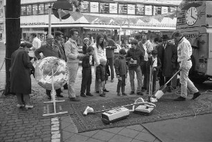 Werbeveranstaltung der Staubsauerfirma "Progress" auf der Kaiserstraße