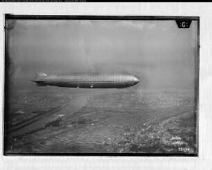 Luftschiff "Graf Zeppelin" LZ 127 über Frankfurt am Main