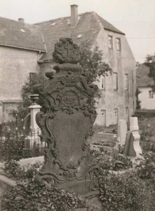 Denkmal des Johann Michael Töpel und dessen Frau Anna Agdalena geb. Schumann : Denkmal auf dem Kirchhof, Töpel + 1729, Ehefrau + 1729 (?), 0,99m x 2,50m