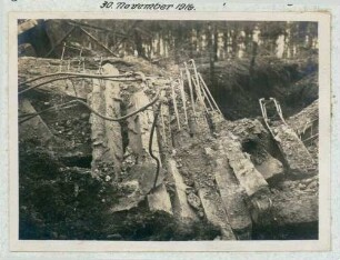 Foto eines durch Probebeschießung mit Minen zerstörten Bunkerraumes auf dem Flugplatz Habsheim
