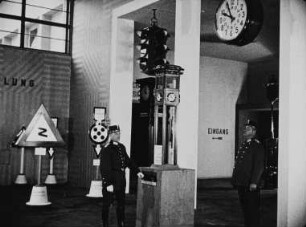 Szene aus dem Dokumentarfilm "Das Schaufenster der Deutschen Industrie": Werbung für die Jahresschau "Die Technische Stadt" (Technische Einrichtungen zur Regelung des Verkehrs)