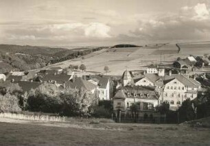 Grünhainichen, Ortsansicht : Grünhainichen. Ortsansicht mit Rathaus und Postamt