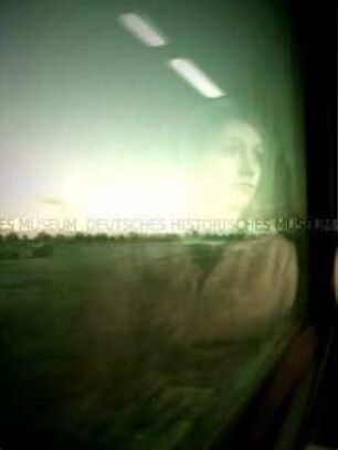 Silhouette eines Mädchens, das zum Fenster heraus schaut (Altersgruppe B)