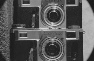 Aufnahme von zwei Contax Fotoapparaten