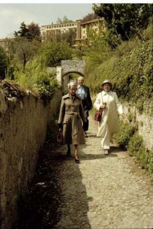 Bellagio: Gasse mit Spitzli, Hans und Bobby