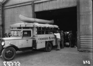 Expeditions-LKW : Opel-LKW mit Kanu auf dem Dach umgeben von Expeditionsmitgliedern