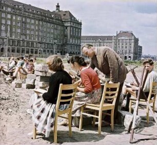 Dresden. Zeichenklasse auf der Ernst-Thälmann-Straße