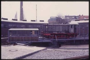 Lokomotive "RCT 36629" vor dem Lokschuppen