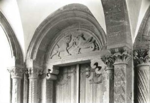 Wechselburg. Ehemalige Stiftskirche. Zwischen 1160 und 1180. Säulenkapitelle und östlicher Tympanon des Doppelportales an der Nordseite