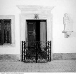 Tür mit Wappen von Papst Leo X.