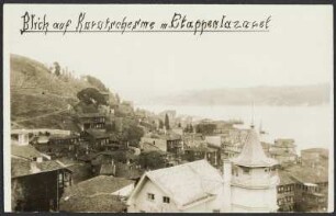 Blick auf Küçükçekmece, Stadtteil von Istanbul auf europäischer Seite, mit Wohnhäusern an einem Berghang, im Vordergrund das Lazarett, einem Holzgebäude mit Türmchen, unterhalb der Bosporus