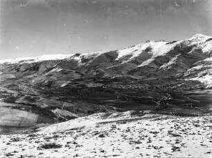 Dorf und Berg : Blick auf Berg und das Dorf Serghaya im Anti-Libanon.