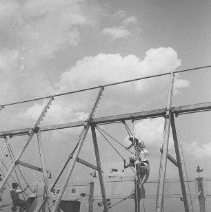 Dresden. Maifeier 1934. Rummelplatz. Schiffschaukel