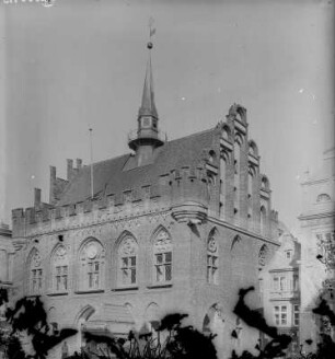 Rathaus zu Marienburg : Marienburg (Malbork/Polen). Rathaus, Straßenfront und Südgiebel. Eckansicht von Südwesten