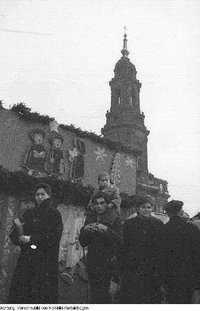 Dresden, Altstadt, Altmarkt, Striezelmarkt mit Pflaumentoffel, Dezember 1955 / Dezember 1956