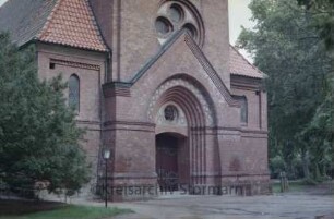 Kirchenstraße 13: Martin-Luther-Kirche: Blick von Westen: Teilansicht: Eingangsportal